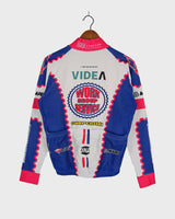 This Vintage 80s 90s cycling jacket is the perfect lightweight garment for all your biking needs! Now you can get through your ride in comfort and style, with its stretchable fabric and its warm, cosy lining. Slip it on and ride off into the sunset! 