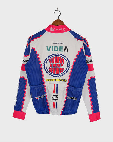 This Vintage 80s 90s cycling jacket is the perfect lightweight garment for all your biking needs! Now you can get through your ride in comfort and style, with its stretchable fabric and its warm, cosy lining. Slip it on and ride off into the sunset! 