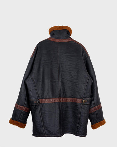 A cold winter won't stand a chance against this premium vintage shearling coat! Crafted in premium-grade black heavy / robust leather, this coat is the perfect option to survive to cold winter days! I promise!