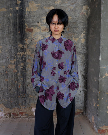 1980s vintage silk blouse with a loose fit and floral print in burgundy-violet on taupe. The silk adds a natural sense of luxury and ease. A laid-back piece with quiet elegance and vintage character.