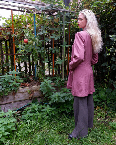 This vintage blazer in a striking dark pink is a must-have for any fashion-forward individual. Its long fit and two rows of buttons add a unique twist to any outfit. Whether you're dressing up for a formal event or adding some flair to your everyday look, this blazer has got you covered. (No time for boring fashion here!)
