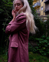 This vintage blazer in a striking dark pink is a must-have for any fashion-forward individual. Its long fit and two rows of buttons add a unique twist to any outfit. Whether you're dressing up for a formal event or adding some flair to your everyday look, this blazer has got you covered. (No time for boring fashion here!)