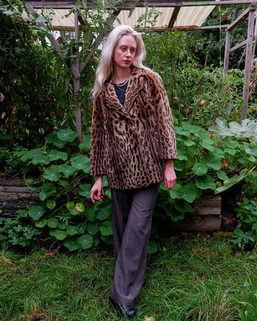 Go wild with our Premium Vintage 70s leo optic fur jacket! This real fur coat is perfect for autum / early winter. Embrace your wild side and add a touch of luxury to your wardrobe! Let's gooo!