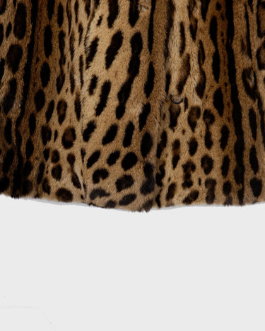 Go wild with our Premium Vintage 70s leo optic fur jacket! This real fur coat is perfect for autum / early winter. Embrace your wild side and add a touch of luxury to your wardrobe! Let's gooo!