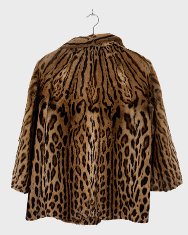 Go wild with our Premium Vintage 70s leo optic fur jacket! This real fur coat is perfect for autum / early winter. Embrace your wild side and add a touch of luxury to your wardrobe! Let's gooo!