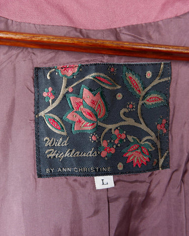 This vintage blazer in a striking dark pink is a must-have for any fashion-forward individual. Its long fit and two rows of buttons add a unique twist to any outfit. Whether you're dressing up for a formal event or adding some flair to your everyday look, this blazer has got you covered. (No time for boring fashion here!)