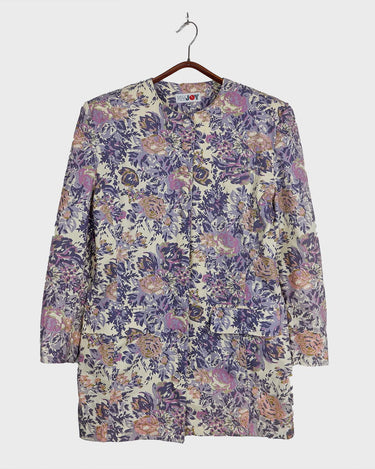 This floral lightweight cotton blazer screams vintage 80s vibes with its long silhouette and shoulder pads!