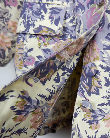 This floral lightweight cotton blazer screams vintage 80s vibes with its long silhouette and shoulder pads!