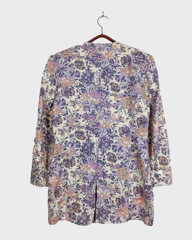 This floral lightweight cotton blazer screams vintage 80s vibes with its long silhouette and shoulder pads!