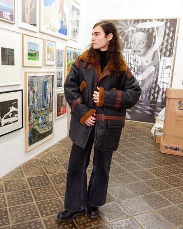 A cold winter won't stand a chance against this premium vintage shearling coat! Crafted in premium-grade black heavy / robust leather, this coat is the perfect option to survive to cold winter days! I promise!