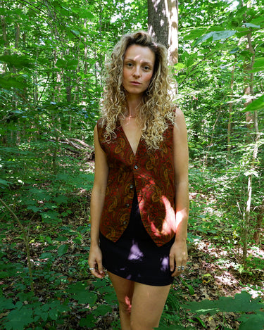 This isn’t just a vest – it’s a vibe. Red-brown, bold paisley, and a touch of boho attitude make it anything but basic. Lightweight and easy to throw on, it’s the kind of piece that does the talking for you. Wear it loud, wear it your way.