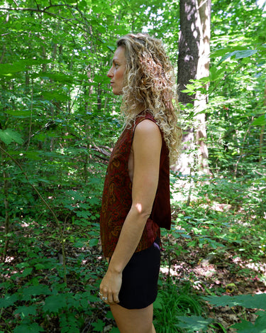 This isn’t just a vest – it’s a vibe. Red-brown, bold paisley, and a touch of boho attitude make it anything but basic. Lightweight and easy to throw on, it’s the kind of piece that does the talking for you. Wear it loud, wear it your way.