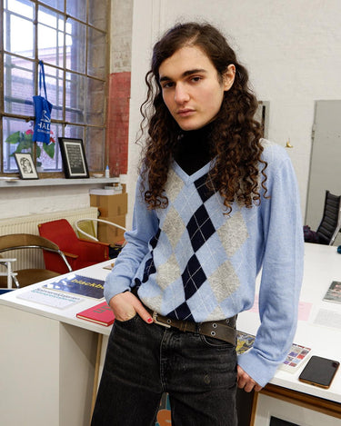 This classic 90s cashmere, merino wool, viscose mix v-neck sweater (thin) brings cozy vibes with effortless style. Make a statement with its timeless argyle pattern – perfect for chilly months! Get snug!