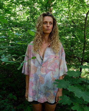 Bold 90s vibes with a soft twist — this vintage Arpino shirt blends pink, blue, and lavender in an abstract, watercolor-style print that feels like a wearable daydream. The flowing pattern and relaxed XXL fit bring effortless style and comfort. Lightweight and easy to wear, it’s made for warm days and laid-back moments.