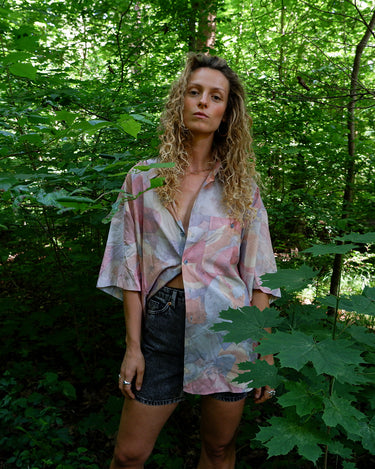 Bold 90s vibes with a soft twist — this vintage Arpino shirt blends pink, blue, and lavender in an abstract, watercolor-style print that feels like a wearable daydream. The flowing pattern and relaxed XXL fit bring effortless style and comfort. Lightweight and easy to wear, it’s made for warm days and laid-back moments.