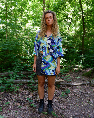 This 90s vintage shirt is loud, laid-back, and dripping in chaotic color — electric purple, deep navy, lime green, and pops of turquoise, all fused into a bold geometric pattern. Easy to style and hard to forget!