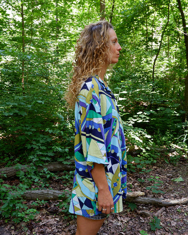 This 90s vintage shirt is loud, laid-back, and dripping in chaotic color — electric purple, deep navy, lime green, and pops of turquoise, all fused into a bold geometric pattern. Easy to style and hard to forget!