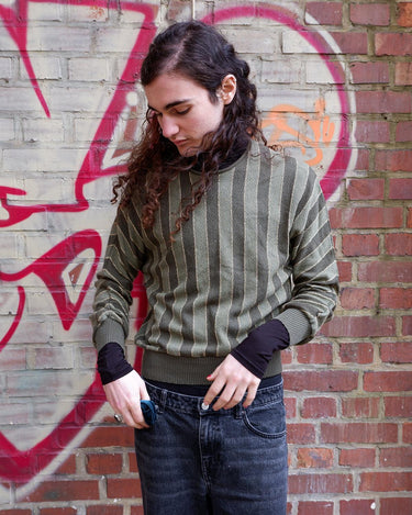 Looking for a unique vintage piece in a light bat form? This 80s ultrathin green sweater has golden stripes and a light, see through fabric. Add some glam and funk to your wardrobe with this 80s vintage sweater!