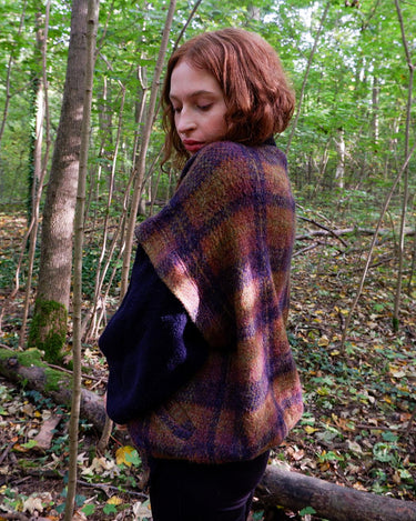 Stay cozy and stylish with our Vintage 80s lightweight wool cardigan! Featuring a colorful design and made with lightweight material, this cardigan will keep you warm without weighing you down.