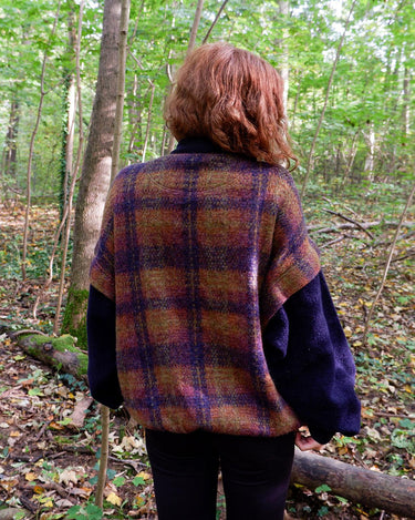 Stay cozy and stylish with our Vintage 80s lightweight wool cardigan! Featuring a colorful design and made with lightweight material, this cardigan will keep you warm without weighing you down.