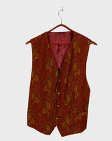 This isn’t just a vest – it’s a vibe. Red-brown, bold paisley, and a touch of boho attitude make it anything but basic. Lightweight and easy to throw on, it’s the kind of piece that does the talking for you. Wear it loud, wear it your way.