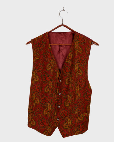 This isn’t just a vest – it’s a vibe. Red-brown, bold paisley, and a touch of boho attitude make it anything but basic. Lightweight and easy to throw on, it’s the kind of piece that does the talking for you. Wear it loud, wear it your way.