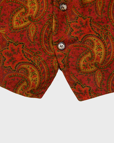 This isn’t just a vest – it’s a vibe. Red-brown, bold paisley, and a touch of boho attitude make it anything but basic. Lightweight and easy to throw on, it’s the kind of piece that does the talking for you. Wear it loud, wear it your way.