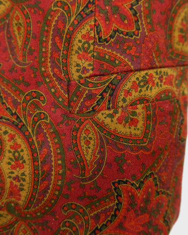 This isn’t just a vest – it’s a vibe. Red-brown, bold paisley, and a touch of boho attitude make it anything but basic. Lightweight and easy to throw on, it’s the kind of piece that does the talking for you. Wear it loud, wear it your way.