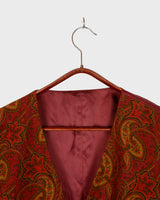 This isn’t just a vest – it’s a vibe. Red-brown, bold paisley, and a touch of boho attitude make it anything but basic. Lightweight and easy to throw on, it’s the kind of piece that does the talking for you. Wear it loud, wear it your way.