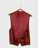 This isn’t just a vest – it’s a vibe. Red-brown, bold paisley, and a touch of boho attitude make it anything but basic. Lightweight and easy to throw on, it’s the kind of piece that does the talking for you. Wear it loud, wear it your way.