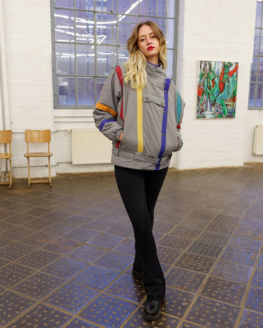 Relive your 80s dreams in this vintage grey spring jacket (longer fit)! Its colorful stripes will give you a vibrant, bold look, while the removable hood adds versatility. SPICE IT UP!