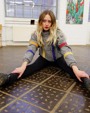 Relive your 80s dreams in this vintage grey spring jacket (longer fit)! Its colorful stripes will give you a vibrant, bold look, while the removable hood adds versatility. SPICE IT UP!