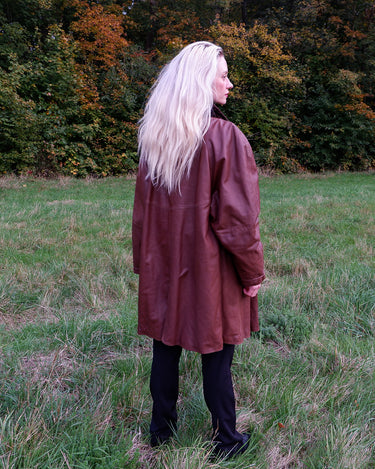Timeless and effortlessly chic – this vintage women’s leather coat is made from lightweight genuine leather in a rich brown tone. Its relaxed silhouette flatters every figure, while the plush faux fur collar adds a hint of luxe. Perfect for layering through the seasons.