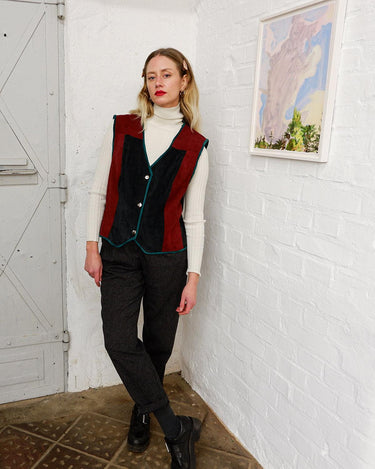 Calling all the patchwork lovers out there! This 80s red black suede leather vest with its press studs is yours! 