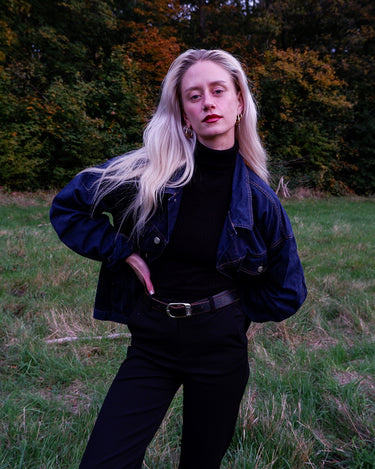 Timeless and effortlessly cool – this vintage dark blue denim jacket in size XXL is the ultimate unisex essential for oversized streetwear lovers. With its clean lines, strong silver buttons, and classic contrast stitching, it’s built for layering and everyday style. Whether you’re dressing it up or down, this jacket adds instant character to any outfit. Comfortable, durable, and easy to wear – your new go-to piece is right here.