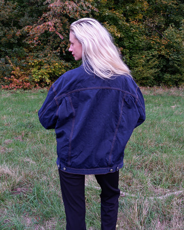 Timeless and effortlessly cool – this vintage dark blue denim jacket in size XXL is the ultimate unisex essential for oversized streetwear lovers. With its clean lines, strong silver buttons, and classic contrast stitching, it’s built for layering and everyday style. Whether you’re dressing it up or down, this jacket adds instant character to any outfit. Comfortable, durable, and easy to wear – your new go-to piece is right here.