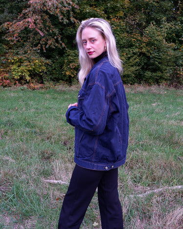Timeless and effortlessly cool – this vintage dark blue denim jacket in size XXL is the ultimate unisex essential for oversized streetwear lovers. With its clean lines, strong silver buttons, and classic contrast stitching, it’s built for layering and everyday style. Whether you’re dressing it up or down, this jacket adds instant character to any outfit. Comfortable, durable, and easy to wear – your new go-to piece is right here.