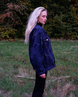 Timeless and effortlessly cool – this vintage dark blue denim jacket in size XXL is the ultimate unisex essential for oversized streetwear lovers. With its clean lines, strong silver buttons, and classic contrast stitching, it’s built for layering and everyday style. Whether you’re dressing it up or down, this jacket adds instant character to any outfit. Comfortable, durable, and easy to wear – your new go-to piece is right here.