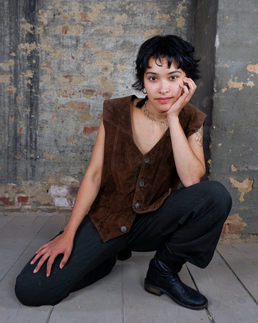 Looking for that perfect 90s vibe? This vintage brown suede vest nails it. Soft suede, relaxed cut – fits M to L. Easy to style, whether layered or worn solo. A classic piece with laid-back attitude.