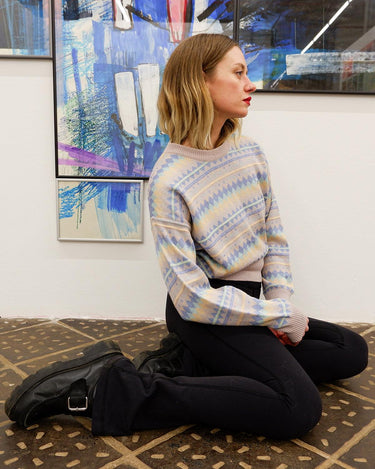 Put on the perfect pop of color with this vintage 80s sweater (thin)! Did you already see the stiched logo?