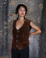 Looking for that perfect 90s vibe? This vintage brown suede vest nails it. Soft suede, relaxed cut – fits M to L. Easy to style, whether layered or worn solo. A classic piece with laid-back attitude.