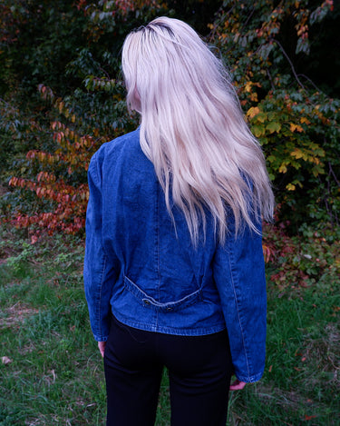 Indulge in your love for denim with this vintage 80s two rows blazer in classic blue. A must-have for any denim enthusiast, this jacket is a timeless addition to your wardrobe.