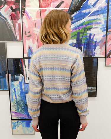 Put on the perfect pop of color with this vintage 80s sweater (thin)! Did you already see the stiched logo?