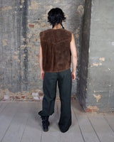 Looking for that perfect 90s vibe? This vintage brown suede vest nails it. Soft suede, relaxed cut – fits M to L. Easy to style, whether layered or worn solo. A classic piece with laid-back attitude.
