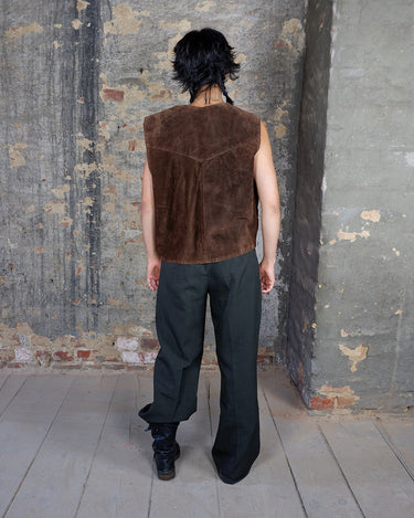 Looking for that perfect 90s vibe? This vintage brown suede vest nails it. Soft suede, relaxed cut – fits M to L. Easy to style, whether layered or worn solo. A classic piece with laid-back attitude.