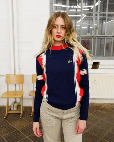 Look snazzy in this navy blue and red color mix Lacoste sweater! This longer fit (length: 66cm) is perfect for keeping you warm and looking snazzy.