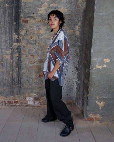 Vintage 90s brown and white patterned shirt in L-XL, designed for anyone who’s all about that authentic vintage vibe. Lightweight and relaxed, it brings easygoing style to your daily look without breaking a sweat. Perfect for those who want to keep it cool and casual every day.