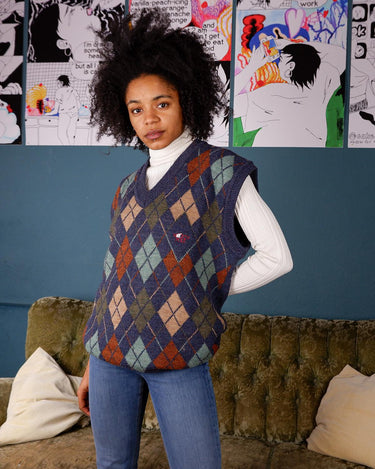 Introducing our Vintage 80s colorful argyle slipover! Stay cozy in this vintage slipover featuring a playful combination of colors and patterns.