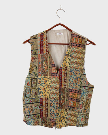 Embrace the vibes with our 80s/90s colorful pattern vest. This unique and detailed piece adds a touch of boho to your style!
