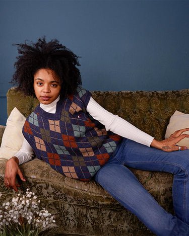 Introducing our Vintage 80s colorful argyle slipover! Stay cozy in this vintage slipover featuring a playful combination of colors and patterns.